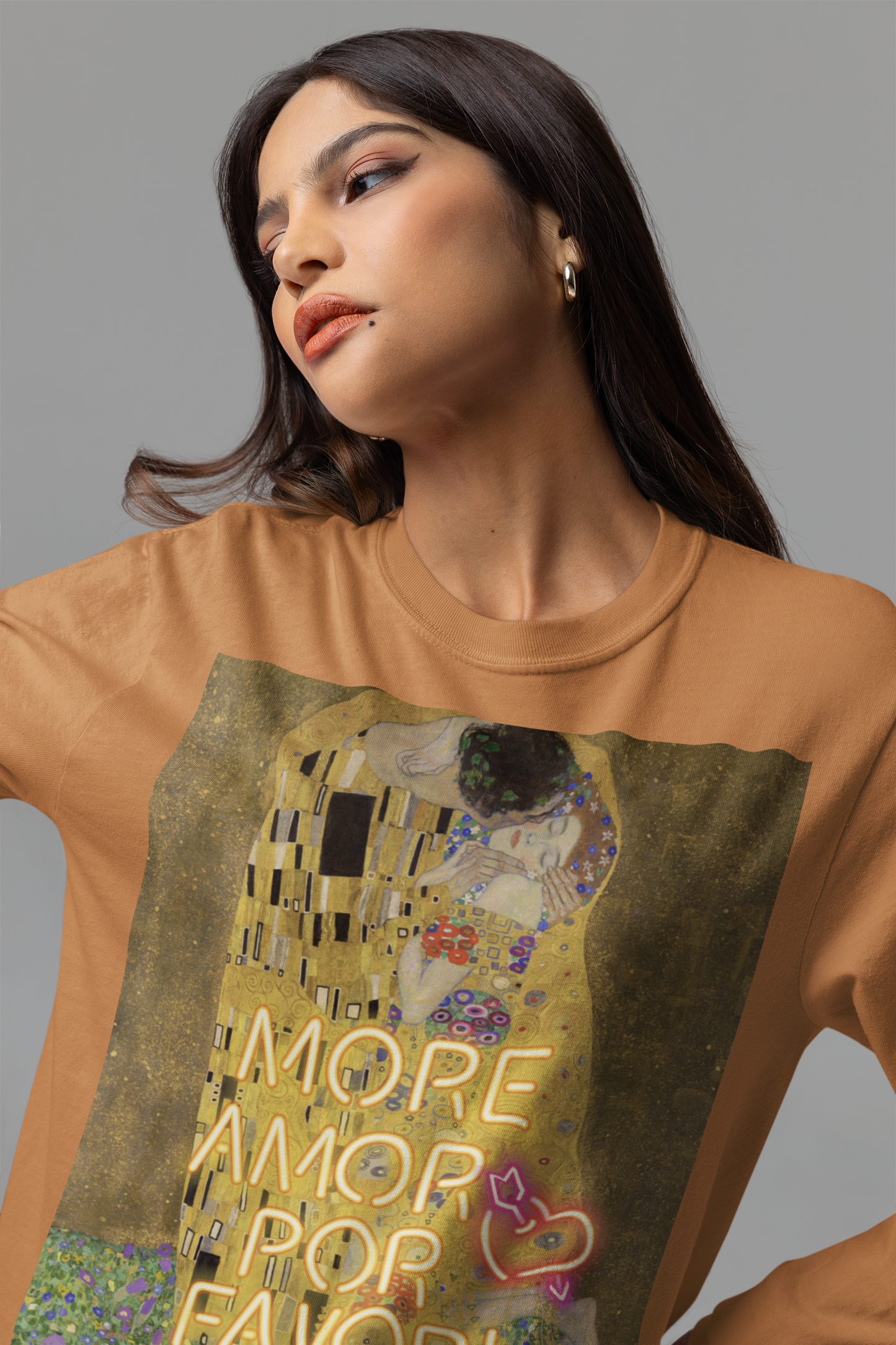 Gustav Klimt The Kiss unisex T-Shirt: "More Amor Por Favor"